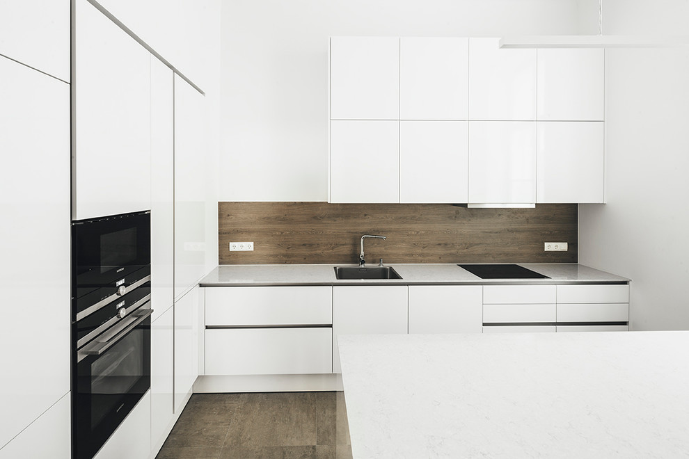 Geschlossene Moderne Küche in L-Form mit integriertem Waschbecken, weißen Schränken, Quarzit-Arbeitsplatte, Küchenrückwand in Braun, Keramikboden und Kücheninsel in Sonstige