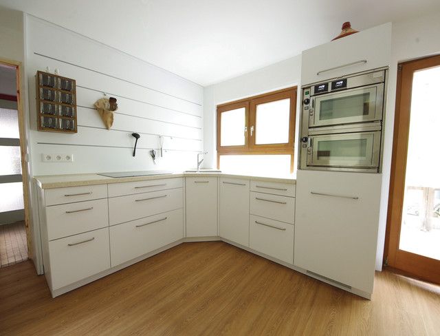 Altholz, Corian und Keramikoptik schneeweiß - Modern - Küche