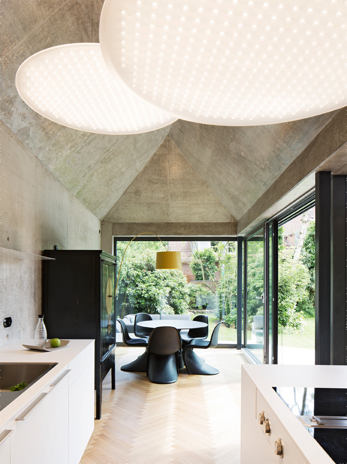 Foto di una cucina abitabile contemporanea con ante lisce, ante bianche e parquet chiaro