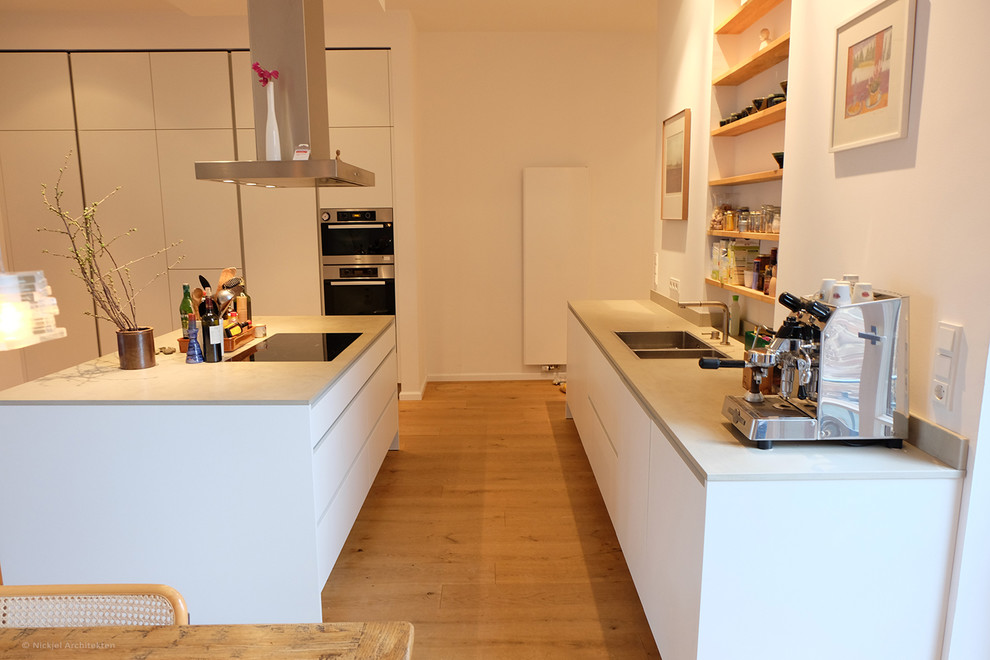 This is an example of a large contemporary kitchen in Cologne.