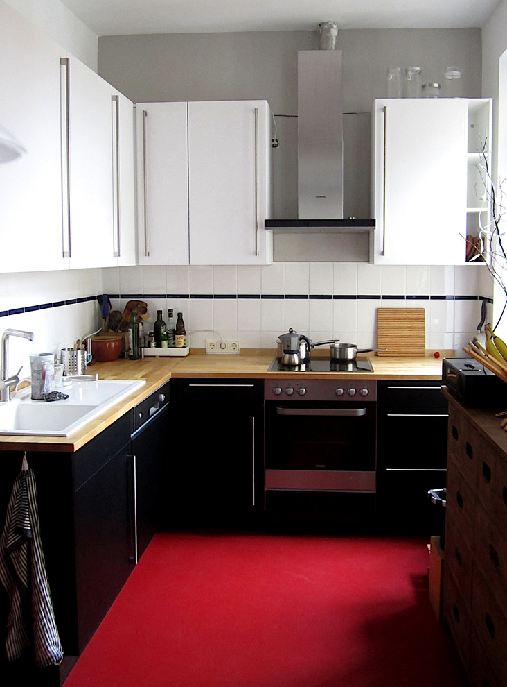 Пример оригинального дизайна: кухня среднего размера в стиле кантри