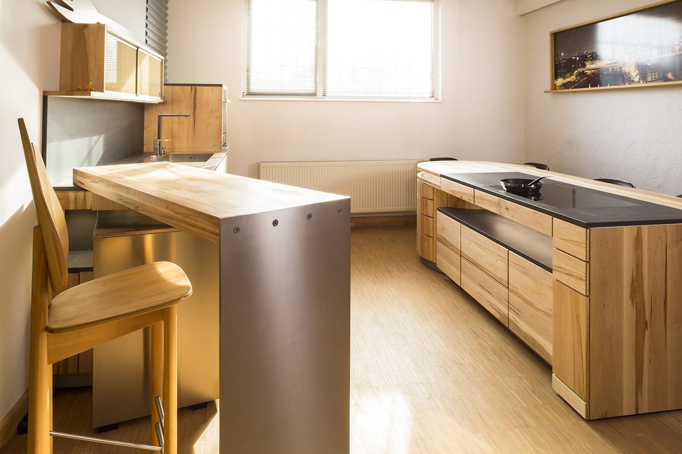 Offene Moderne Küche mit integriertem Waschbecken, flächenbündigen Schrankfronten, Rückwand aus Keramikfliesen und Kücheninsel in Sonstige