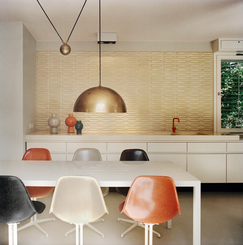 Идея дизайна: большая гостиная-столовая в стиле ретро с бетонным полом
