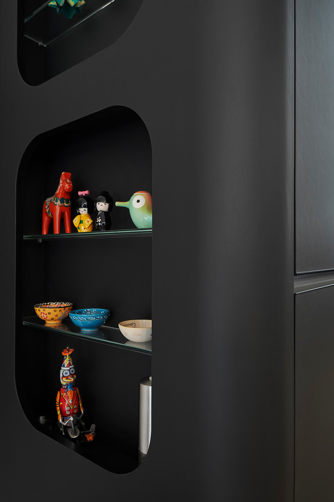 Mittelgroße Moderne Wohnküche in L-Form mit flächenbündigen Schrankfronten, schwarzen Schränken, schwarzen Elektrogeräten, braunem Holzboden, Kücheninsel und braunem Boden in Köln