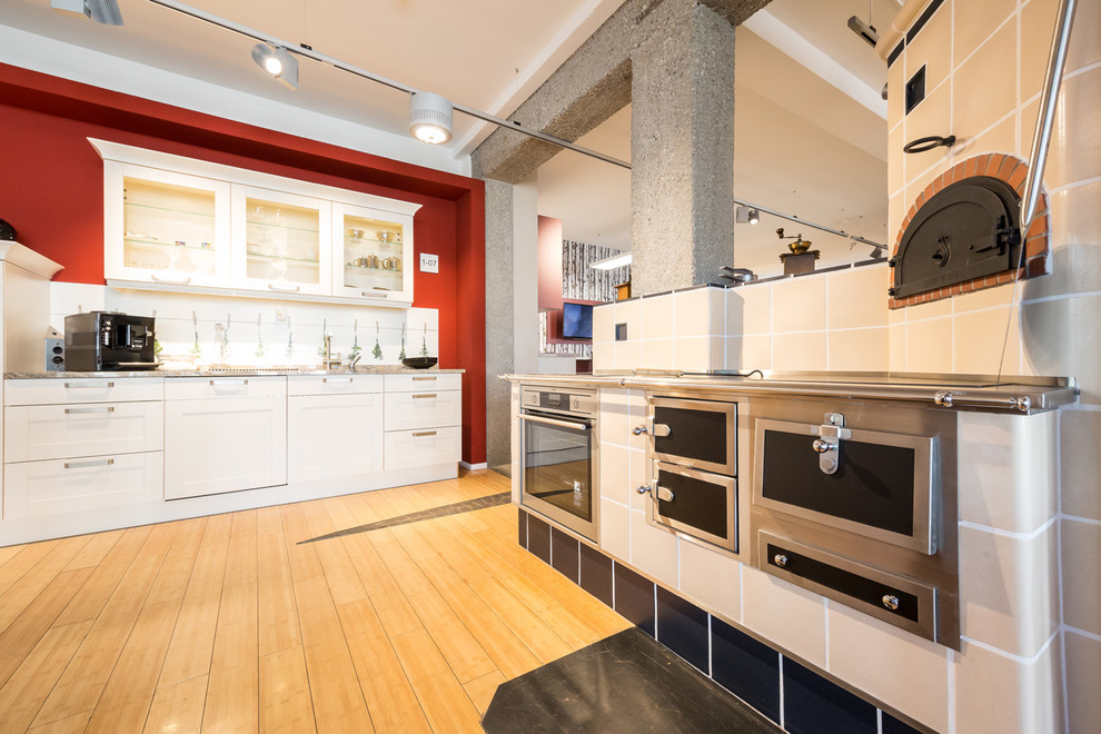 Immagine di una cucina design di medie dimensioni con lavello sottopiano, ante beige, top in laminato e elettrodomestici in acciaio inossidabile