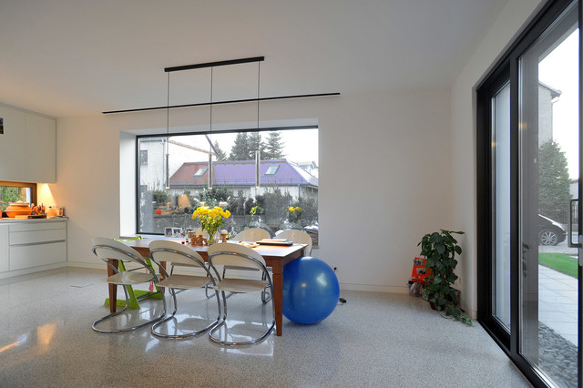 Bauhausvilla in Pankow - Küche mit Lichtband im Arbeitsbereich - Modern -  Küche - Berlin - von büro13 | Houzz