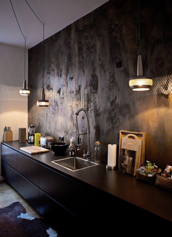 Foto di una cucina lineare contemporanea di medie dimensioni con ante nere, paraspruzzi nero, lavello da incasso, ante lisce e pavimento in legno massello medio