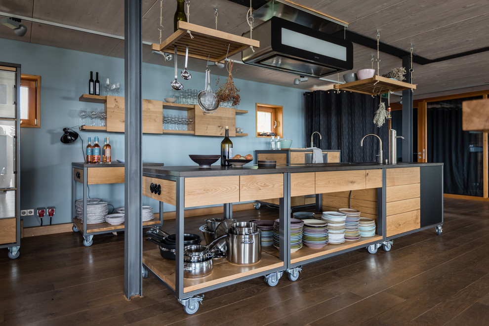 Immagine di una cucina industriale di medie dimensioni con ante lisce, ante marroni, pavimento in legno massello medio e pavimento marrone