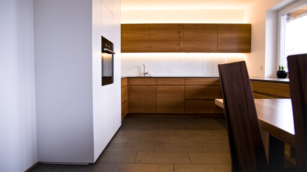 Foto di una cucina ad ambiente unico design di medie dimensioni con pavimento con piastrelle in ceramica e pavimento marrone