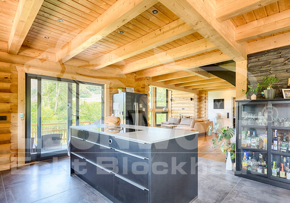 На фото: угловая кухня-гостиная среднего размера в стиле кантри с плоскими фасадами, серыми фасадами, полом из терракотовой плитки, островом и серым полом