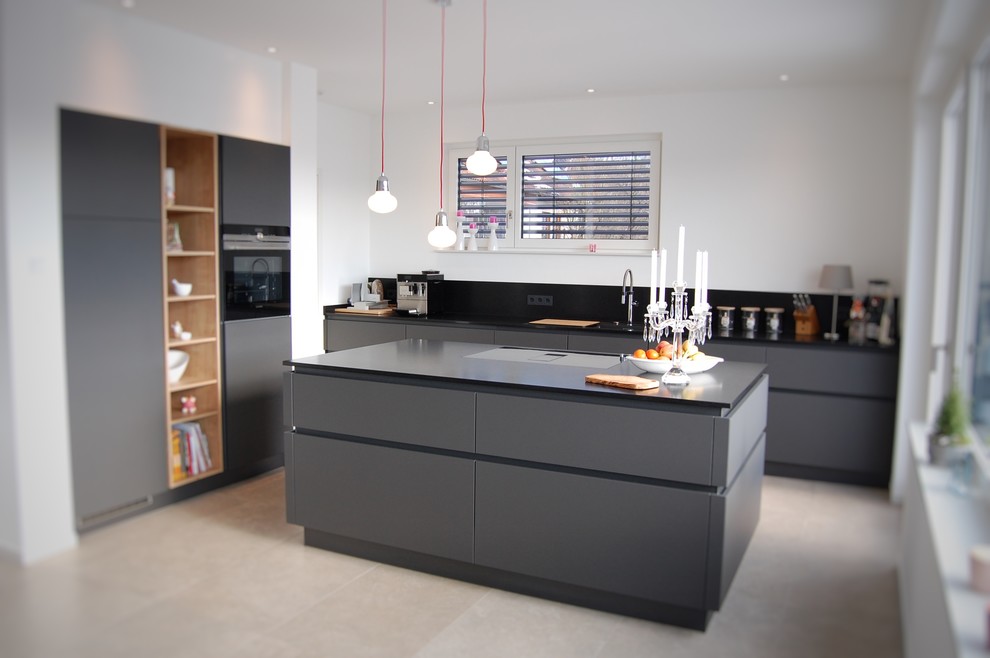 Zweizeilige, Mittelgroße Moderne Wohnküche mit grauen Schränken, Granit-Arbeitsplatte und Kücheninsel in Frankfurt am Main