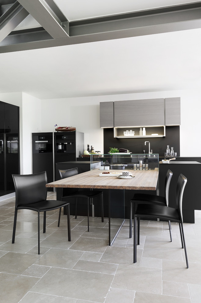 Bild på ett funkis linjärt kök och matrum, med svarta skåp, svart stänkskydd och en köksö