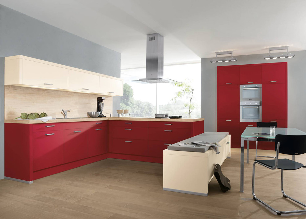 Design ideas for an expansive contemporary l-shaped open plan kitchen in Berlin with red cabinets, beige splashback and no island.