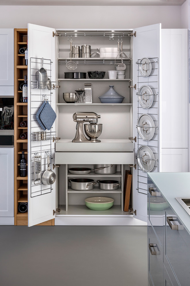 Trendy kitchen photo in Stuttgart with shaker cabinets and white cabinets