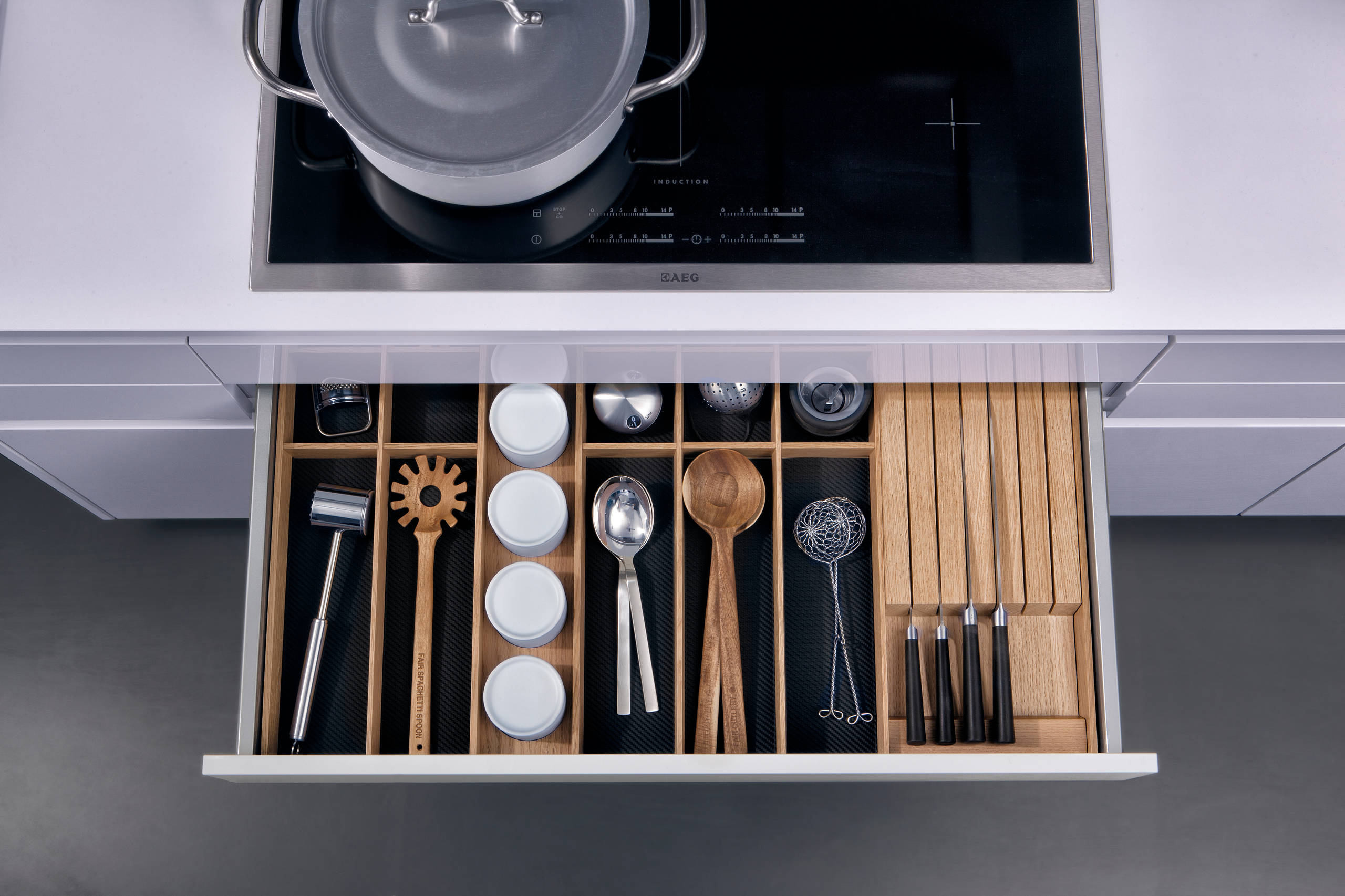 Tricks und Tipps für Organisation der Küchen Schubladen