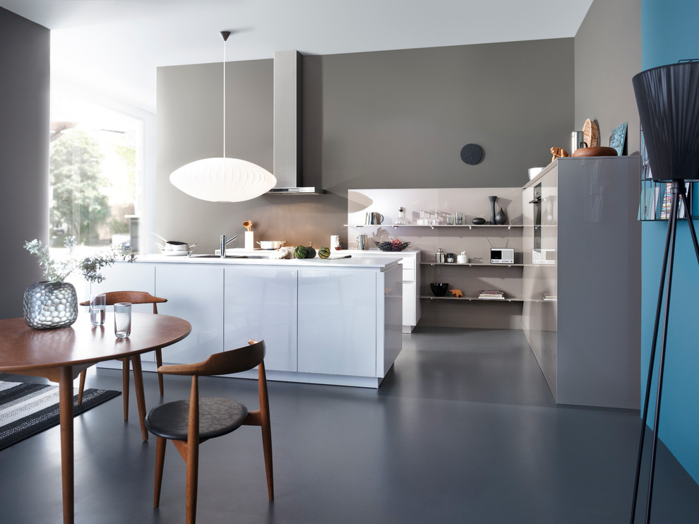 Foto di una cucina contemporanea di medie dimensioni con lavello da incasso, ante lisce, ante grigie e elettrodomestici da incasso