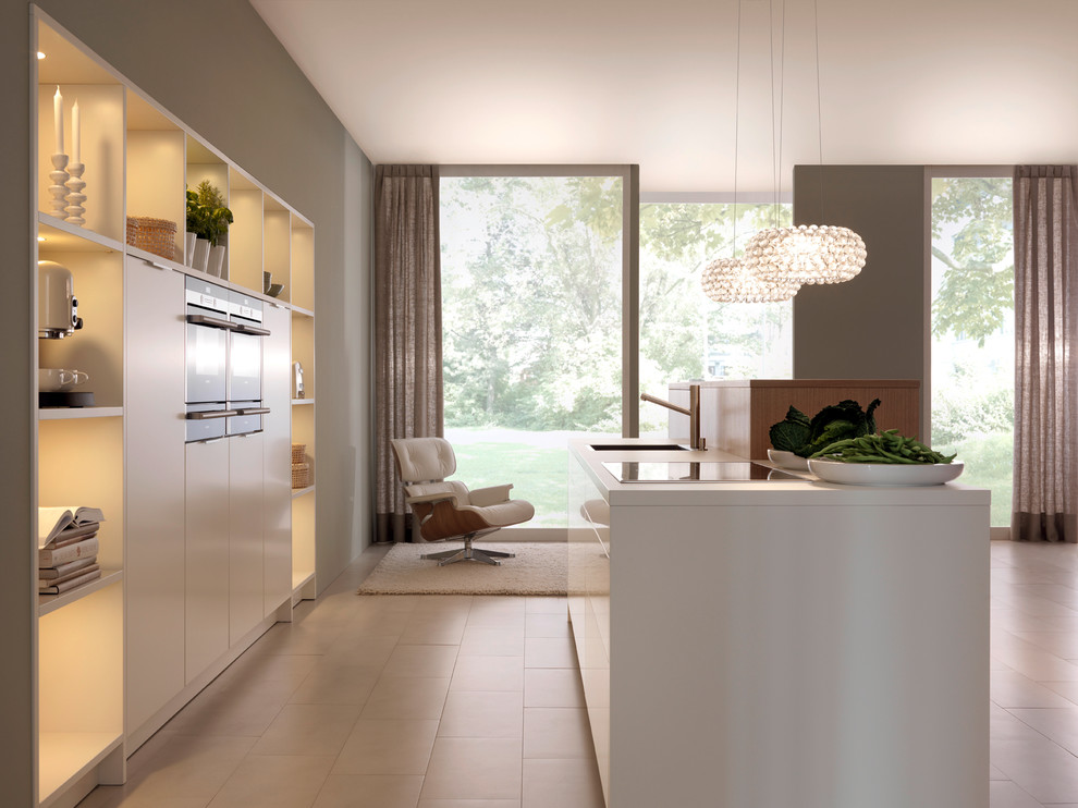 Стильный дизайн: кухня-гостиная среднего размера в стиле модернизм с накладной мойкой, открытыми фасадами, белыми фасадами, техникой под мебельный фасад и островом - последний тренд
