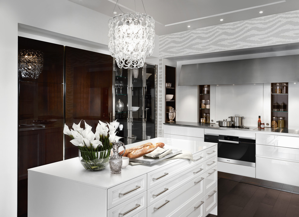 Modern inredning av ett mellanstort kök, med släta luckor, vita skåp, bänkskiva i rostfritt stål, vitt stänkskydd, mörkt trägolv, en köksö och rostfria vitvaror