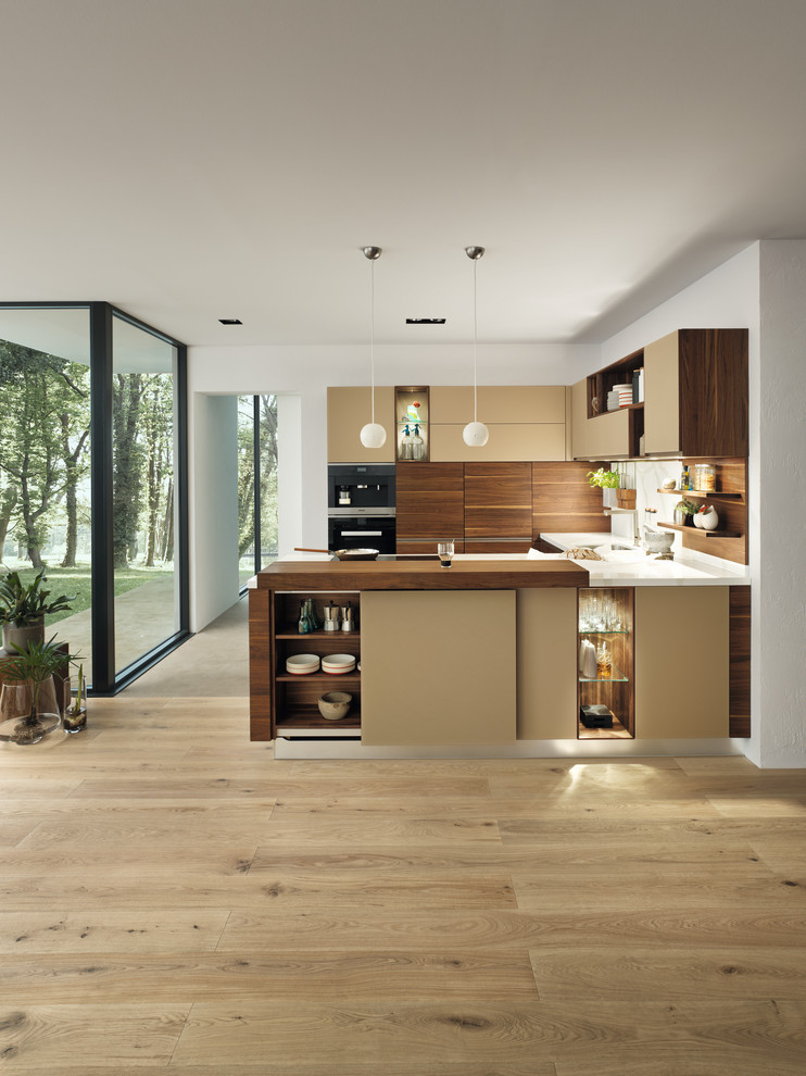 Foto di una grande cucina ad ambiente unico con parquet chiaro e pavimento beige