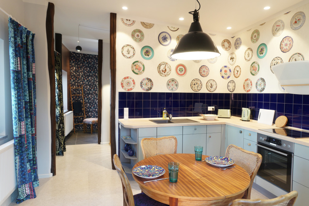 Exempel på ett mellanstort eklektiskt brun brunt kök, med en nedsänkt diskho, släta luckor, turkosa skåp, träbänkskiva, blått stänkskydd, stänkskydd i keramik, färgglada vitvaror, korkgolv och vitt golv