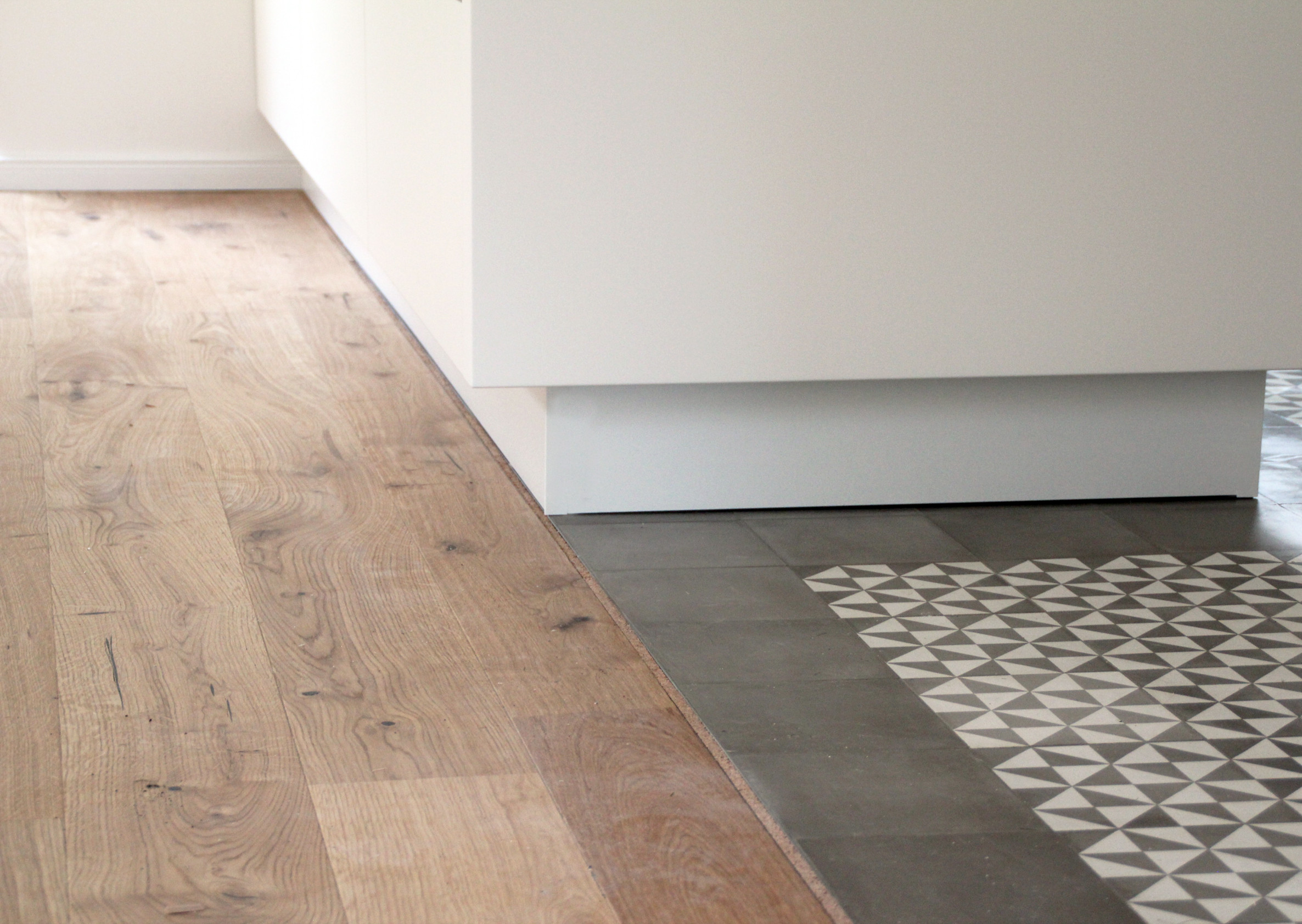 Zwei Bodenbeläge in einem Raum: Wie Holzboden mit Fliesenboden kombiniert  werden können