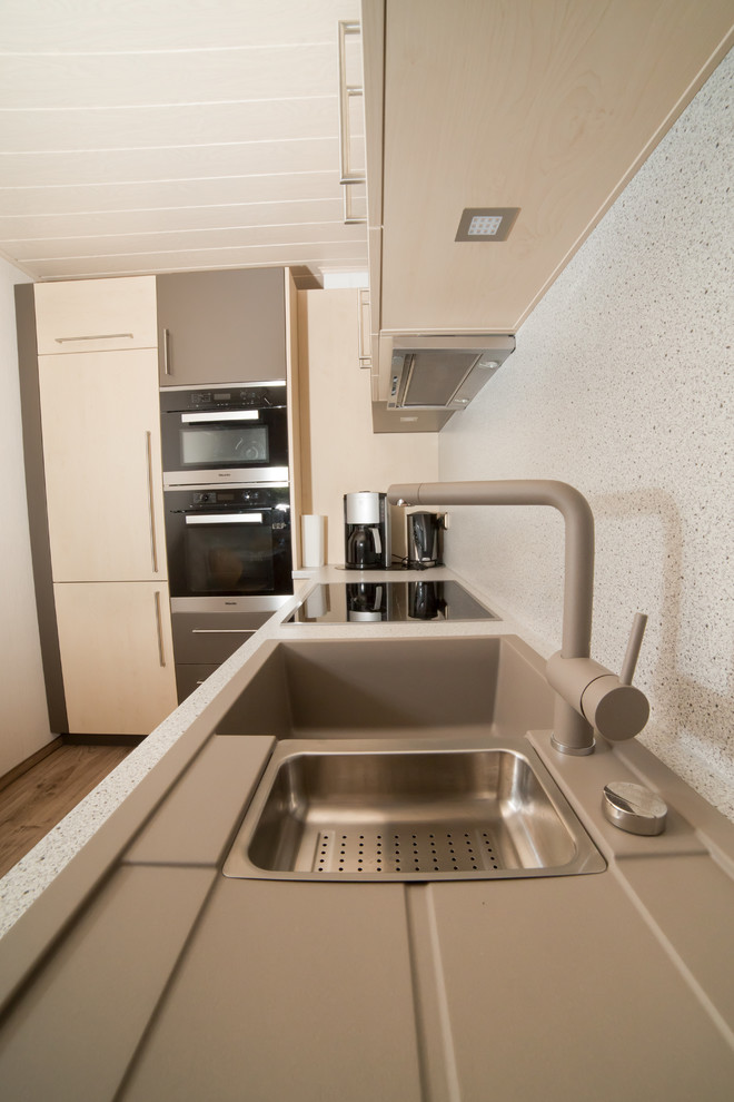 Foto di una grande cucina design con lavello integrato e elettrodomestici in acciaio inossidabile