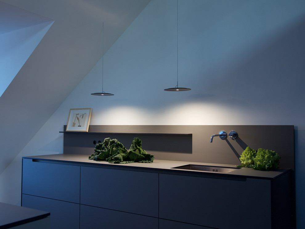 Esempio di una cucina contemporanea di medie dimensioni con ante lisce, ante grigie, paraspruzzi grigio, lavello integrato, pavimento in legno massello medio e pavimento marrone