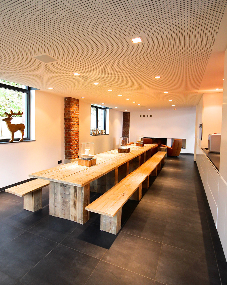 Esempio di una grande sala da pranzo design chiusa con pavimento nero
