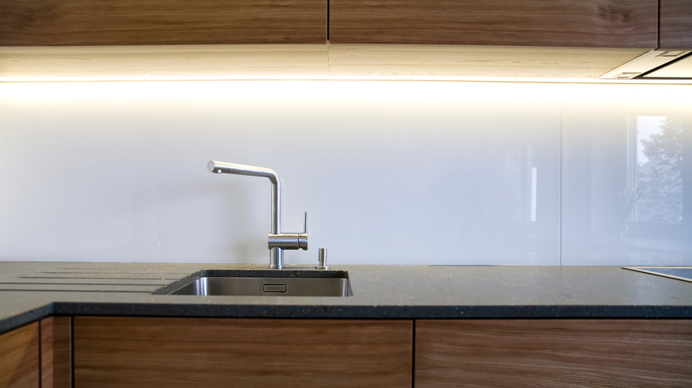 Immagine di una cucina ad ambiente unico contemporanea di medie dimensioni con pavimento con piastrelle in ceramica e pavimento marrone