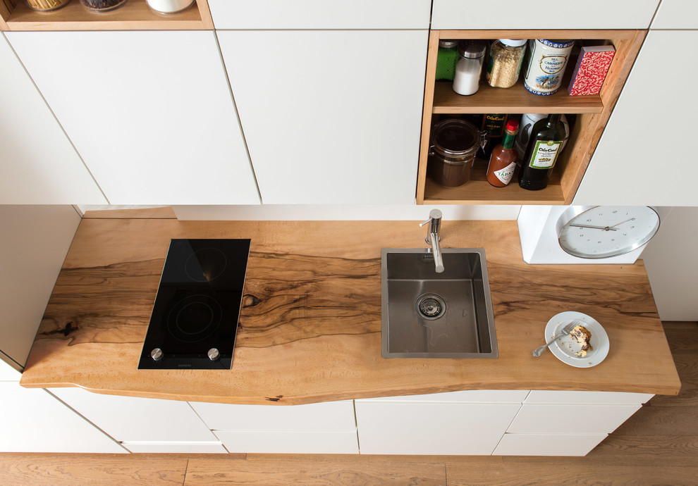 Kitchen - contemporary kitchen idea in Berlin