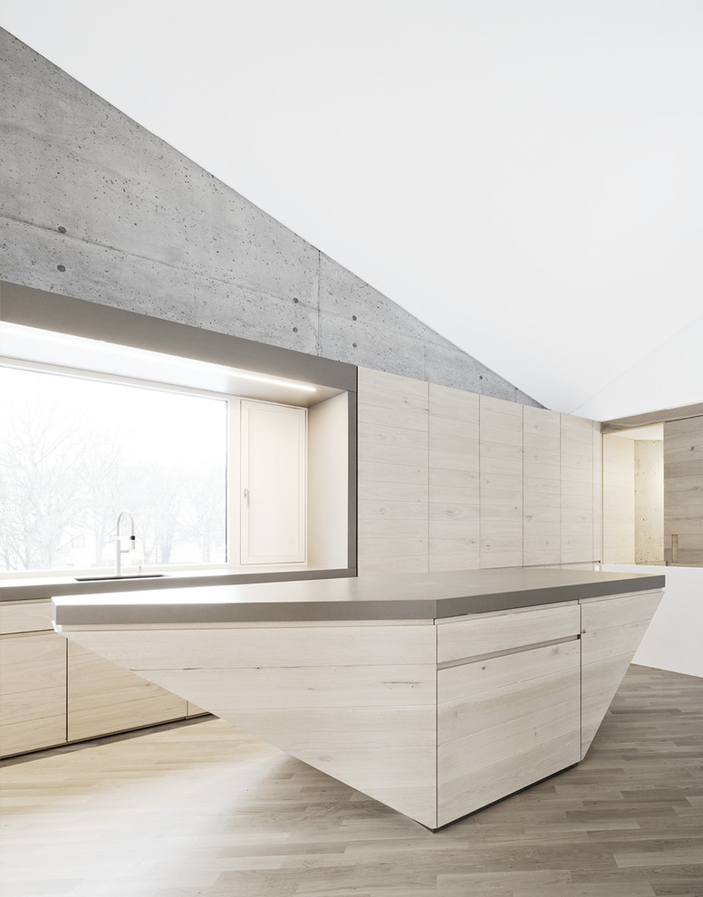 Foto di una cucina moderna di medie dimensioni con lavello da incasso, ante lisce, ante marroni, elettrodomestici da incasso, pavimento in legno massello medio e pavimento marrone