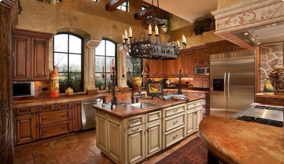 Immagine di una cucina con elettrodomestici in acciaio inossidabile, pavimento in marmo e pavimento rosso
