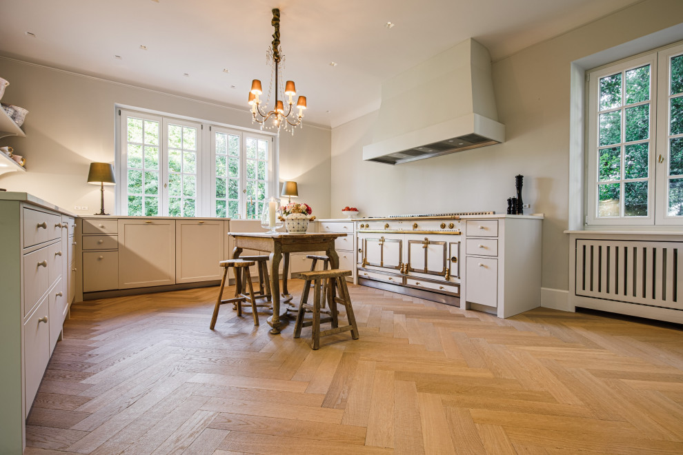 Imagen de cocinas en U campestre con suelo de madera en tonos medios y suelo beige