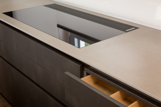 Eggersmann Sydney Grifflose Dunkle Kuche Kochfeld Flachenbundig Contemporary Kitchen Frankfurt By Lang Kuchen Accessoires Houzz Au