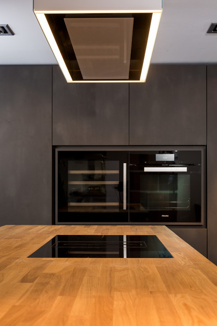 Eggersmann Sydney Grifflose dunkle Küche stahlgrau Rahmen um Geräte -  Modern - Küche - Frankfurt am Main - von Lang Küchen & Accessoires | Houzz