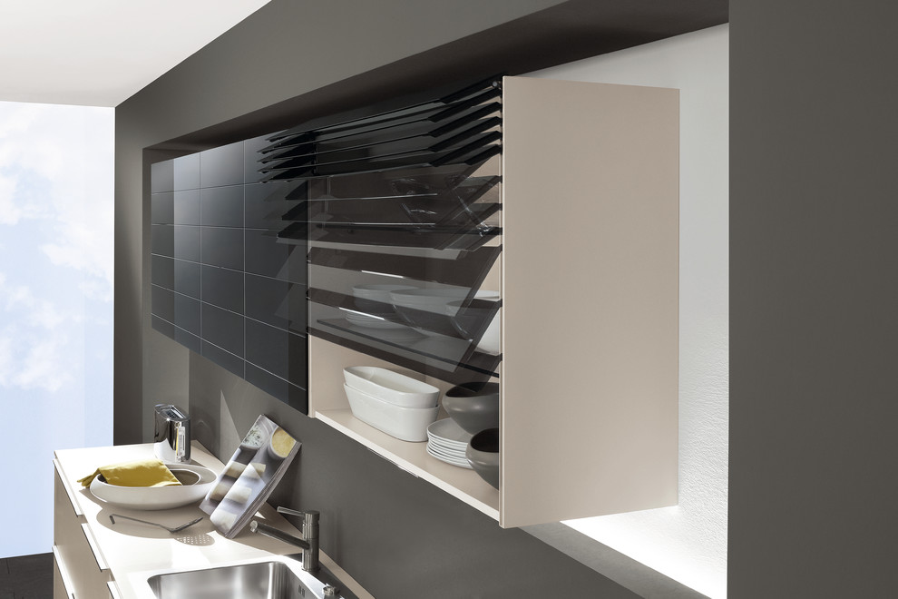 Foto di una cucina contemporanea di medie dimensioni con lavello da incasso, ante a persiana, ante nere, paraspruzzi marrone, nessuna isola e pavimento grigio