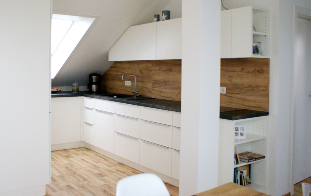 Inspiration for a contemporary kitchen remodel in Nuremberg