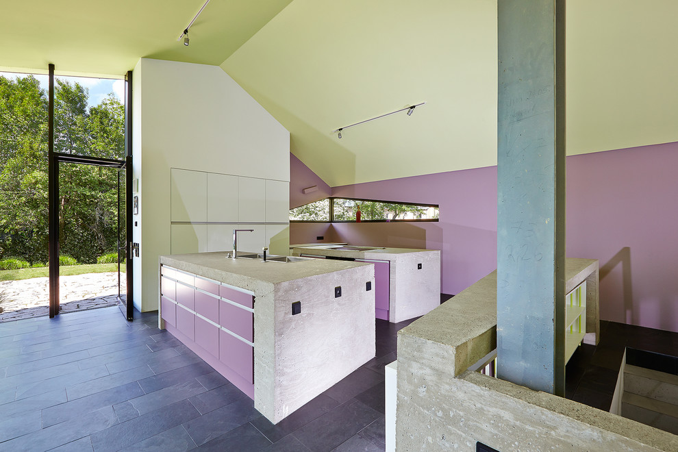 Idées déco pour une cuisine ouverte moderne en L de taille moyenne avec un évier posé, un placard à porte plane, des portes de placard violettes, un plan de travail en béton, un sol en ardoise, îlot et un sol gris.