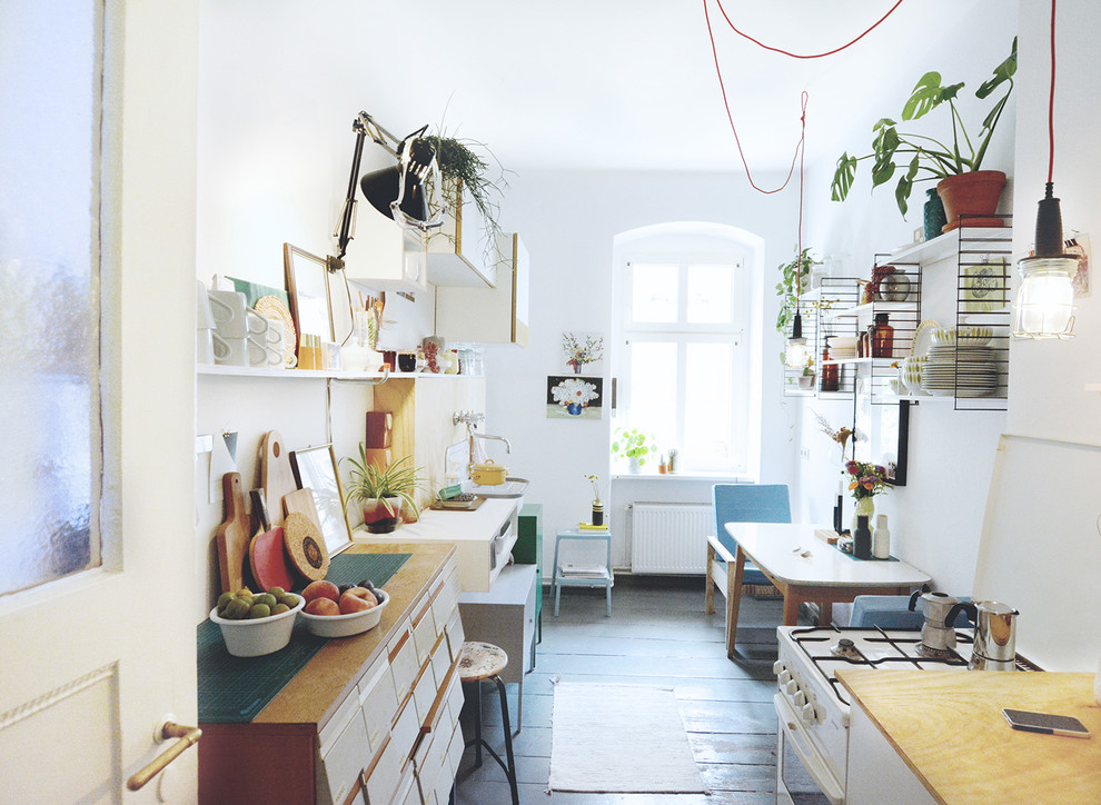 Retro Küche mit Waschbecken, Arbeitsplatte aus Holz und grauem Boden in Berlin