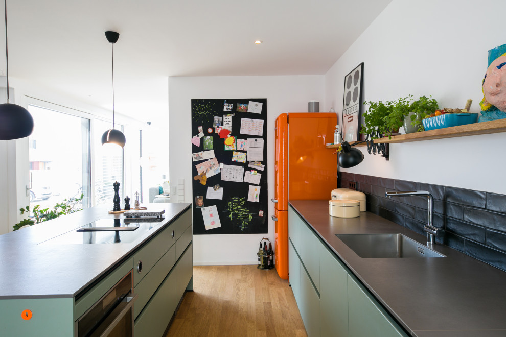 Foto de cocina lineal actual de tamaño medio abierta con armarios con paneles lisos y una isla