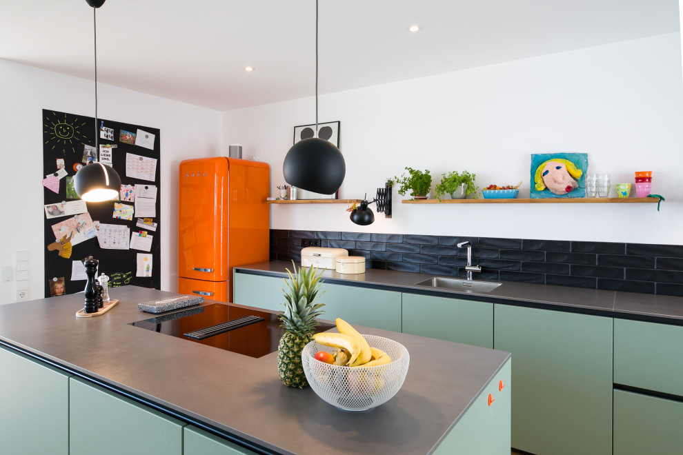 Offene, Einzeilige, Mittelgroße Moderne Küche mit flächenbündigen Schrankfronten und Kücheninsel in Stuttgart