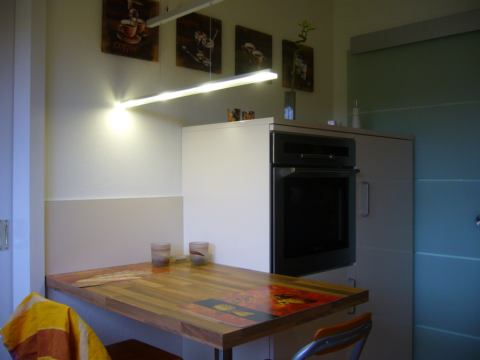 Immagine di una cucina minimal di medie dimensioni