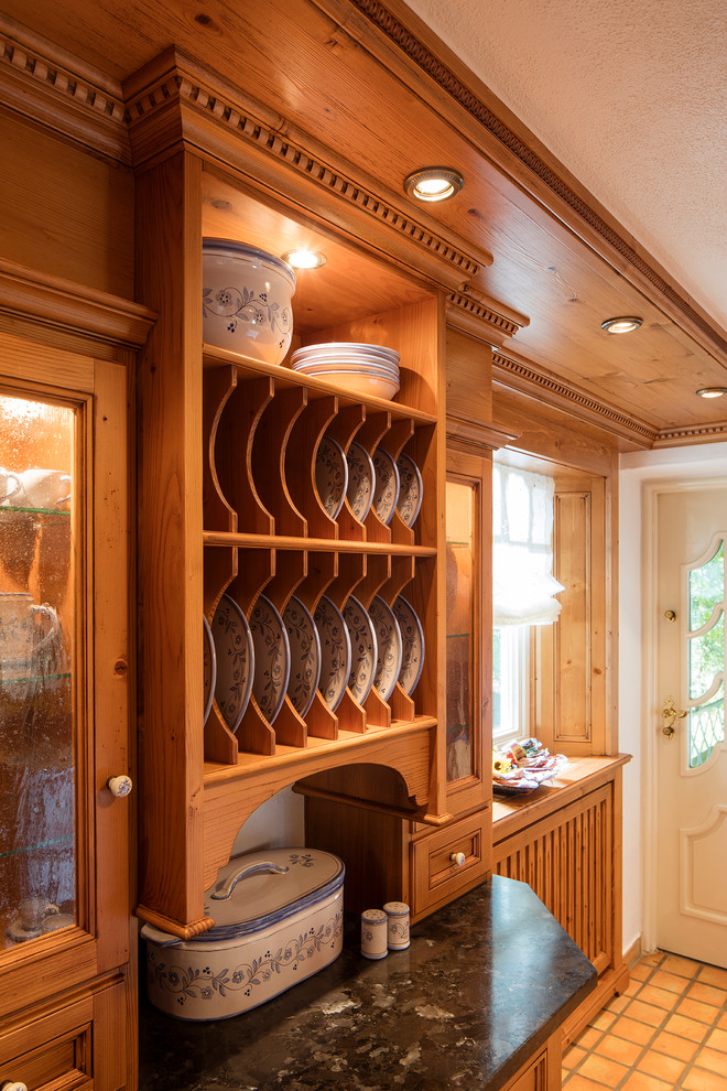 Imagen de cocinas en U campestre de tamaño medio con armarios con rebordes decorativos, puertas de armario de madera clara y suelo de baldosas de cerámica