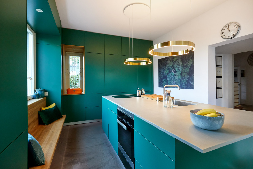 Foto på ett avskilt, stort funkis grå l-kök, med en undermonterad diskho, släta luckor, gröna skåp, integrerade vitvaror, klinkergolv i porslin, en köksö och grått golv
