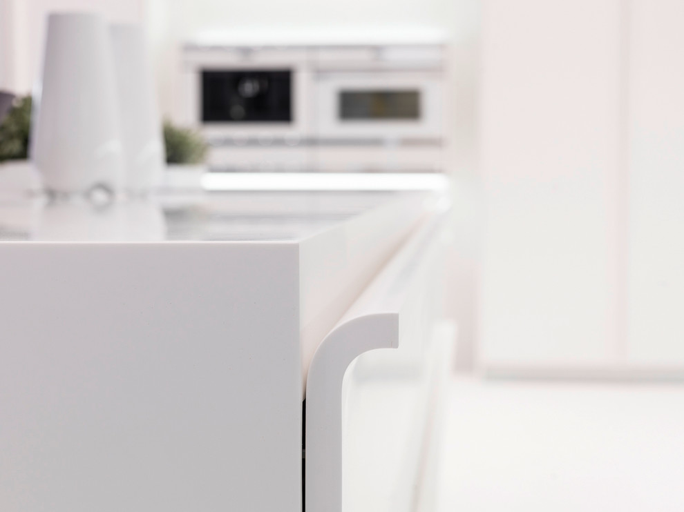 Foto på ett stort funkis kök, med en dubbel diskho, luckor med upphöjd panel, vita skåp, bänkskiva i koppar, vitt stänkskydd, vita vitvaror och en köksö
