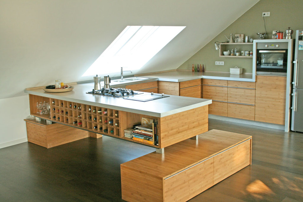 フランクフルトにある広いコンテンポラリースタイルのおしゃれなキッチン (ダブルシンク、フラットパネル扉のキャビネット、中間色木目調キャビネット、シルバーの調理設備) の写真
