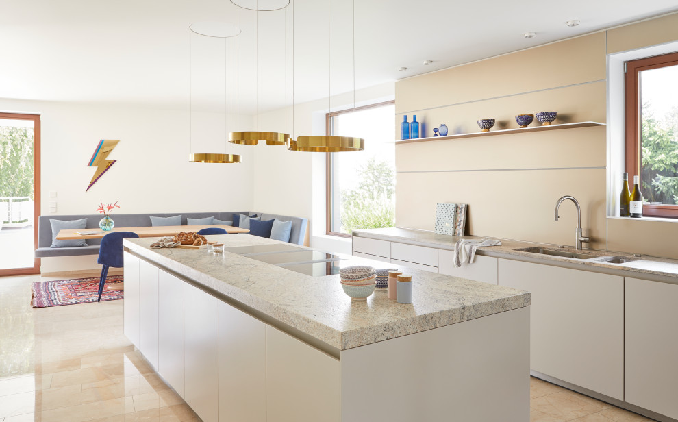 Inspiration för moderna flerfärgat kök med öppen planlösning, med en undermonterad diskho, släta luckor, vita skåp, beige stänkskydd, en köksö och beiget golv