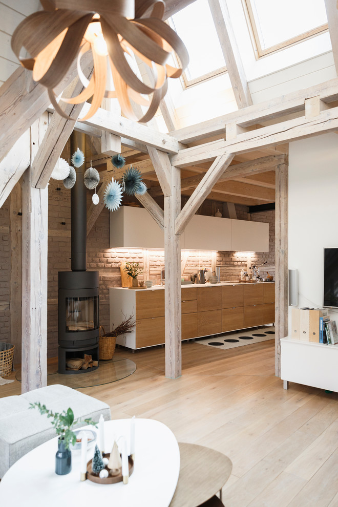 Idee per una cucina scandinava di medie dimensioni con parquet chiaro e pavimento beige