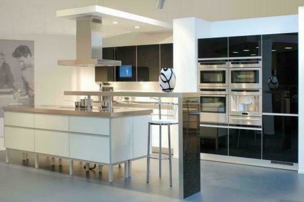 Moderne Küche mit Kücheninsel in Köln