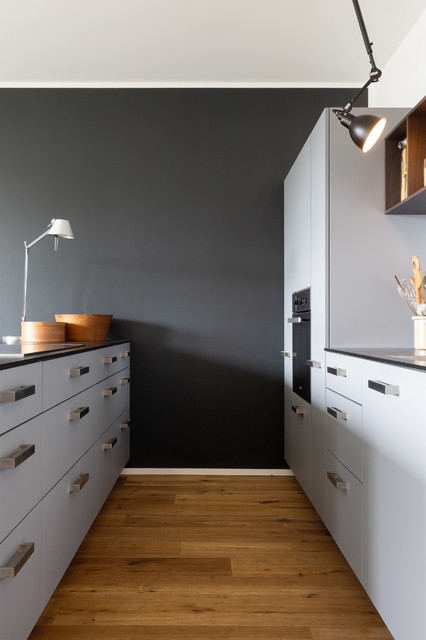 Graue Küche mit geräuchertem Eichenholz - Modern - Küche - Köln - von